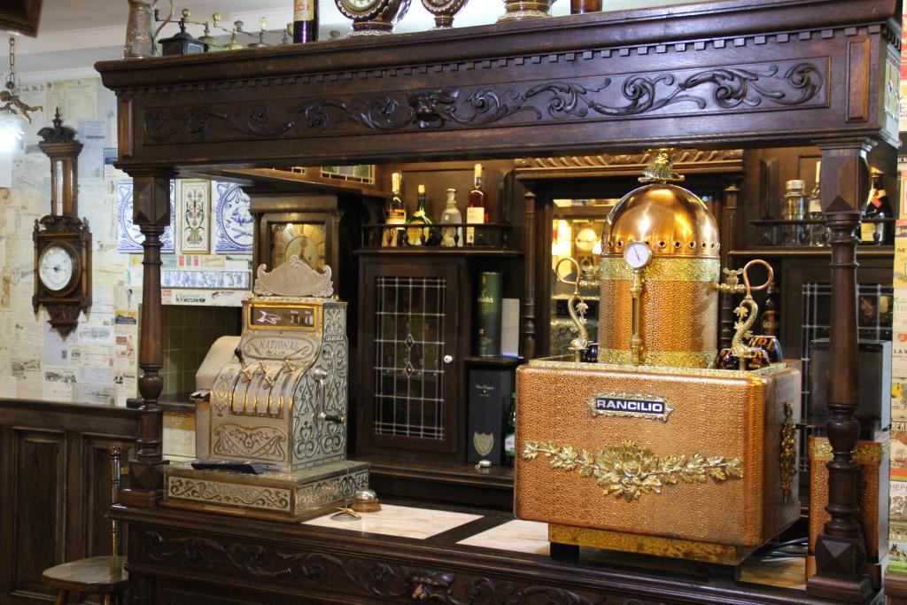 Кафе старинные часы Кафе старинные часы